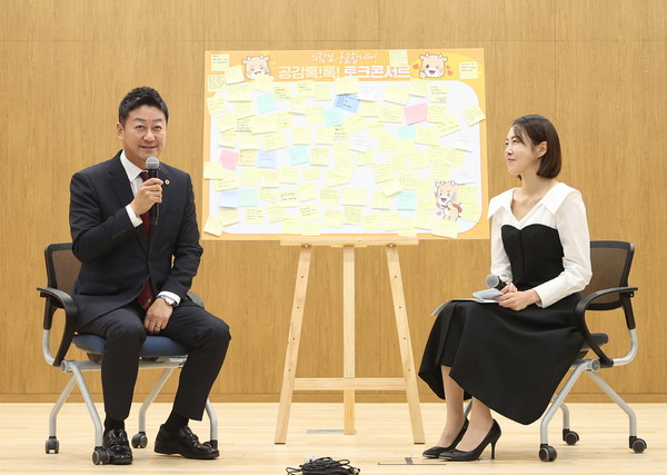 지난 7일 열린 ‘제3회 의회공감’에서 김진경 의장이 의회사무처 직원들과 소통하고 있다. [사진=경기도의회]