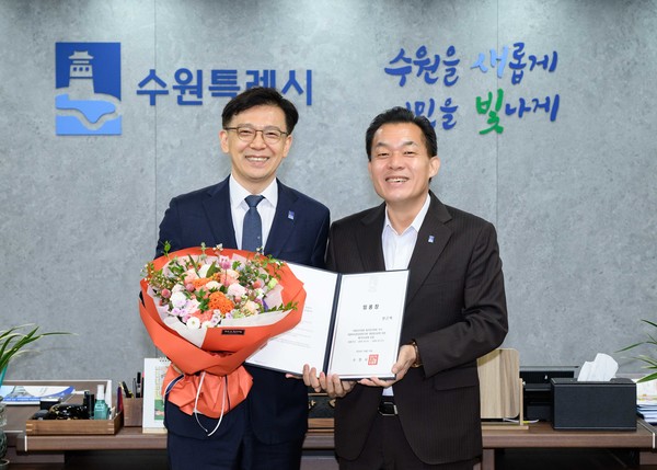 임용장 수여 후 이재준 수원시장(오른쪽)과 현근택 제2부시장이 함께하고 있다. [사진=수원시]