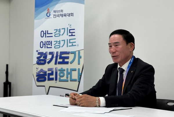 이원성 경기도체육회장이 17일 경남김해종합운동장 브리핑실에서 기자회견을 열고 우승소감을 밝히고 있다.