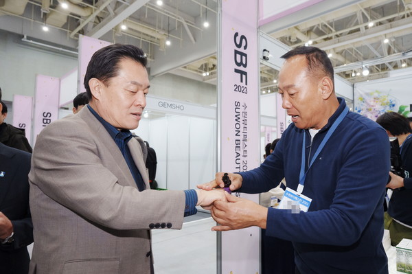 지난해 11월 수원뷰티페스타 2023 행사장을 방문한 이재준 수원특례시장이 참여 기업 부스를 방문해 상품을 발라보고 있다.