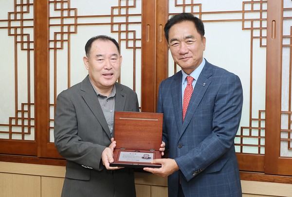 ※ 사진 설명: 1) 박대근 님