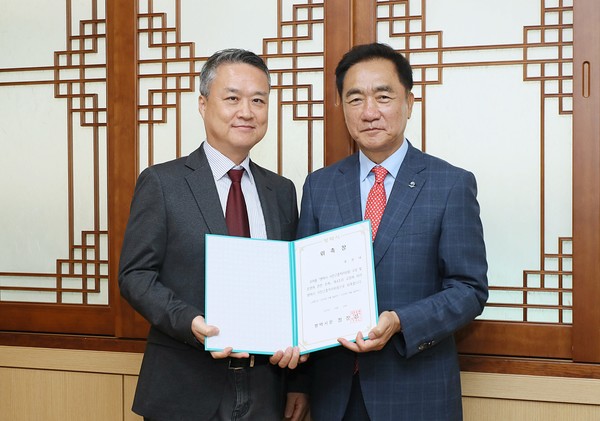 4) 윤성내 님