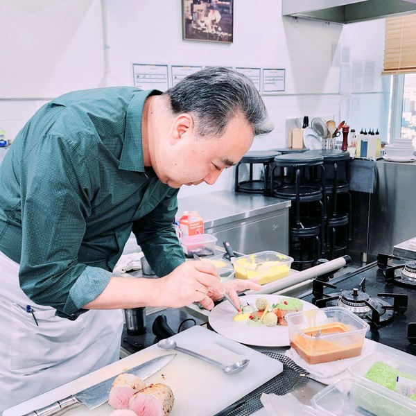 (주)케이프랜즈 김익삼대표 요리하는모습