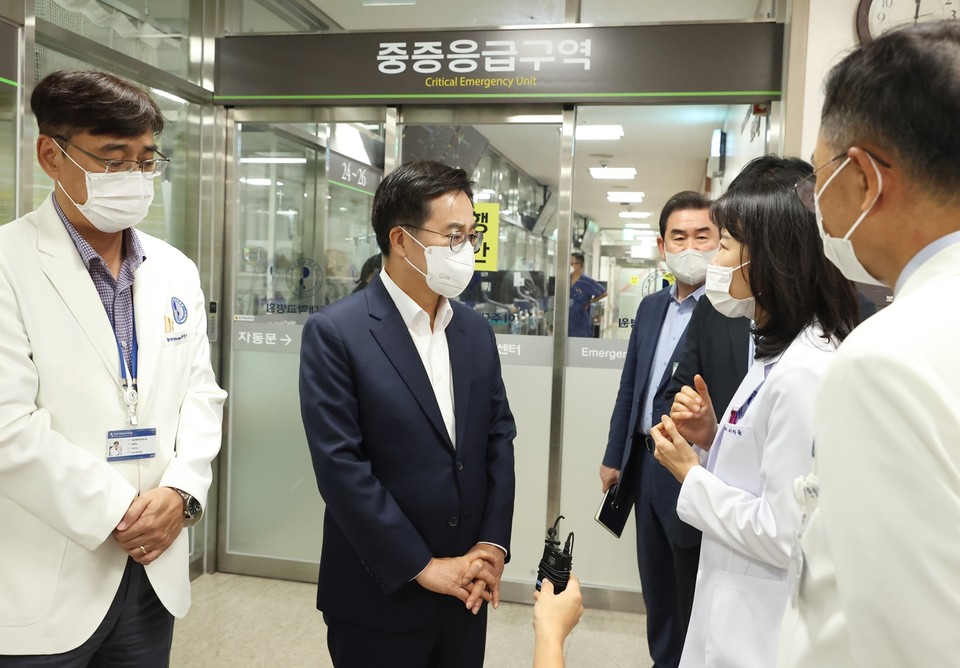 지난 8월 30일 김동연 경기도지사가 아주대병원을 방문해 의료 현안에 대해 논의하고 있다. [사진=경기도]