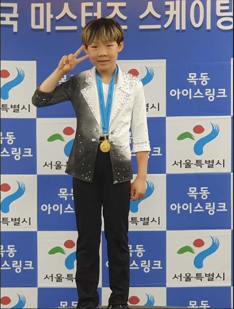 피겨신동 이윤호(13) 시상식에서 포즈를 취하고 있다.