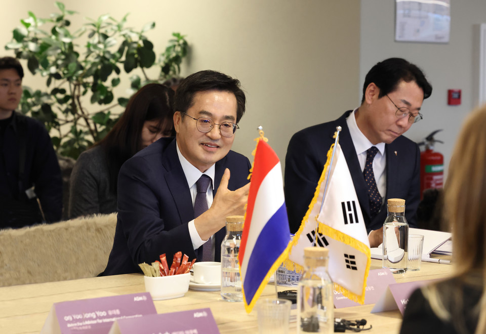 지난 31일(현지시간) 네덜란드 알메르 ASM 본사에서 진행된 반도체 상생협력 MOU 체결식에서 김동연 경기도지사가 도내 협력기업 제품구매 및 고용, 시설투자 확대 세일즈 강화를 위해 면담을 하고 있다 [사진=경기도]