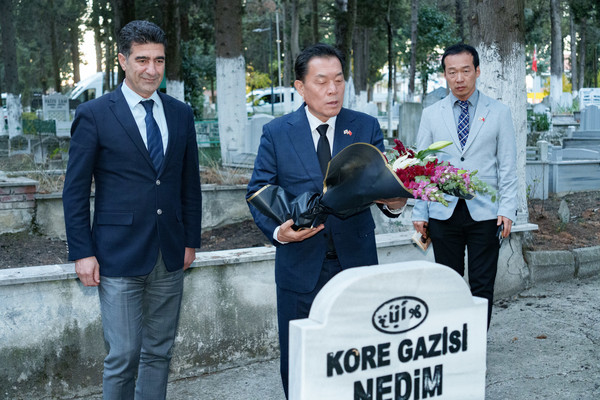 이재준 시장이 한국전 참전용사 묘소를 참배하고 있다. [사진=수원시]