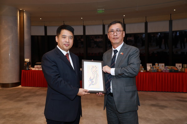 오민범 수원시 미래전략국장이 주하이시 관계자에게 기념품을 전달하고 있다. [사진=수원시]