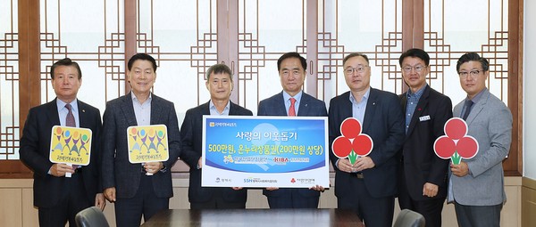 ▲ (사)포승경영자협의회 이필욱 부회장, 이관섭 수석부회장, 이제상 회장, 정장선 평택시장, 한국산업단지공단 평택지사장 김호범, 김대환 복지국장, 황성식 평택행복나눔본부 나눔국장