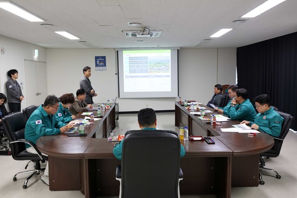 평택시의회 복지환경위원회가 평택에코센터 현장을 방문해 보고를 받는 모습