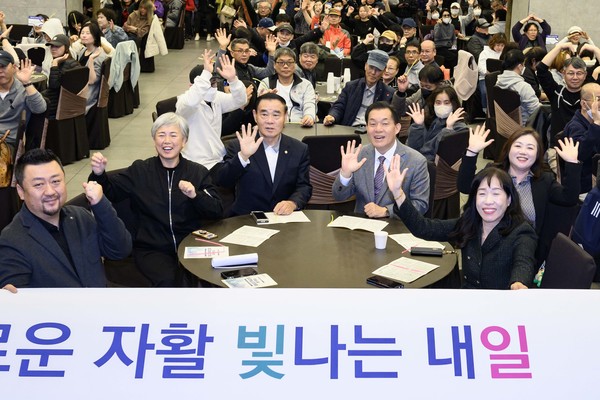 2024 수원시 자활사업 성과보고대회 기념 촬영. (오른쪽 3번째부터) 이재준 시장과 이재식 수원시의회 의장, 참석자들이 함께하고 있다.  [사진=수원시]