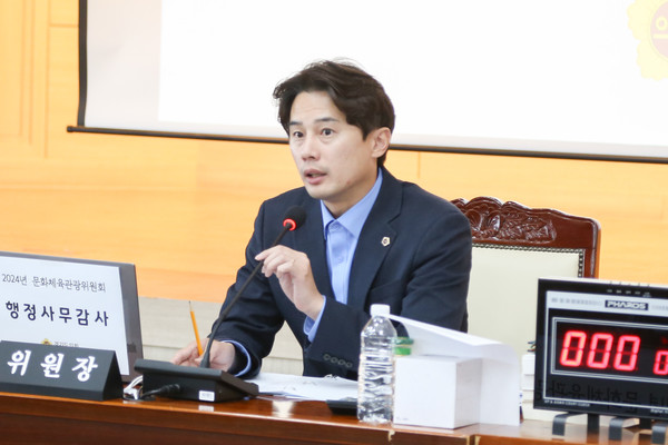 황대호 경기도의회 문화체육관광위원장(더불어민주당, 수원3)은 지난 14이 경기도수원월드컵경기장관리재단 행정사무감사에서 급여체계 등 재단 직원들의 열악한 처우에 대한 개선을 주문했다. [사진=경기도의회]