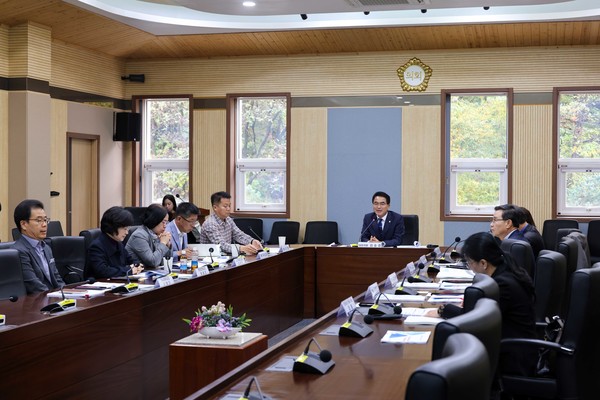 사진2)평택시 종합장사시설 건립 연구회에서 회의하는 김승겸 대표의원
