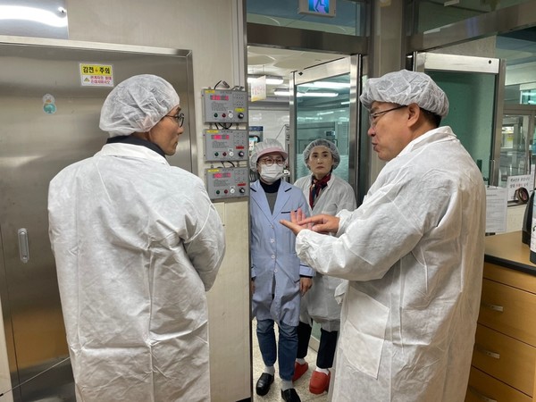 2. 급식실 모니터링 시스템을 확인하고 있는 교육지원청 관계자들