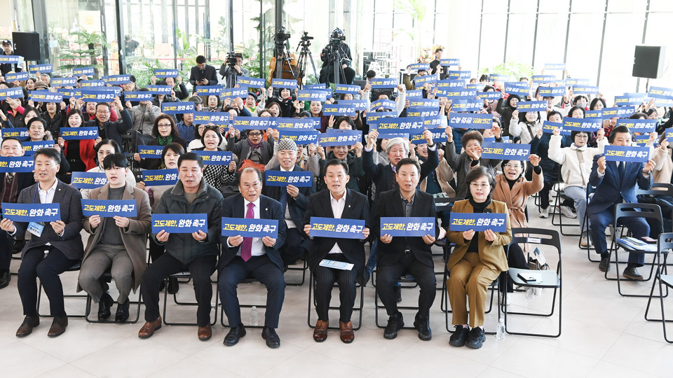 수원시는 지난 18일 일월수목원 물빛누리홀에서 ‘수원 군 공항 주변 고도제한 완화 주민설명회’, 「새로운 시작, 희망토크」를 개최했다. [사진=수원시]