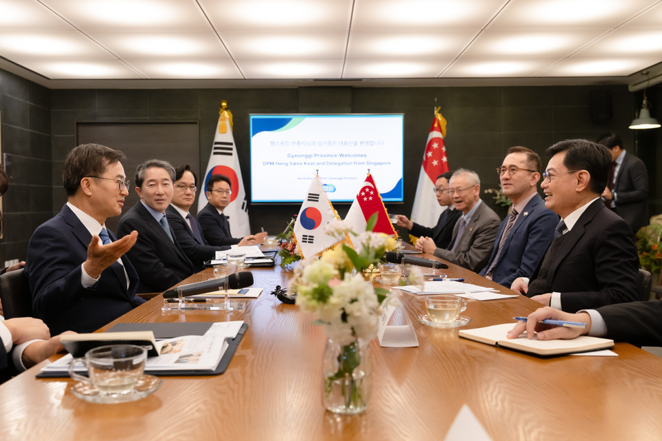 김동연 경기도지사(왼쪽)가 18일 오후 도담소에서 열린 헹 스위 킷 싱가포르 부총리(오른쪽) 및 싱가포르 대표단 환영만찬에서 헹 스위 킷 싱가포르 부총리, 싱가포르 대표단과 차담을 하고 있다. [사진=경기도]