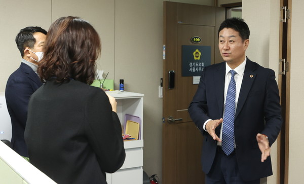 김진경 경기도의회 의장(오른쪽)는 19일 경기도의회 서울사무소를 방문했다. [사진=경기도의회]
