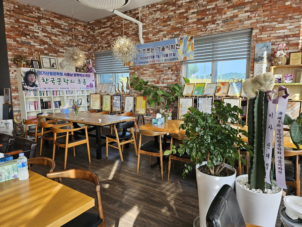 지난 10월 카페 커피하길에서 진행된 전시 모습