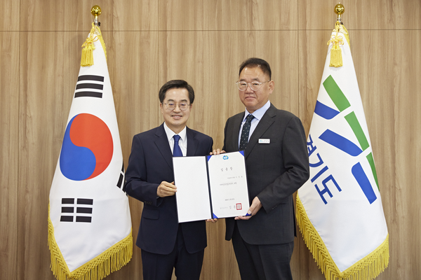 김동연 경기도지사가 23일 이성호 신임 경기도 미래성장산업국장에게 임용장을 전달하고 있다. [사진=경기도]
