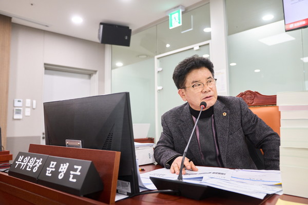 문병근 경기도의회 건설교통위원회 부위원장이 26일 2025년 교통국 예산안 심의에서 질의를 하고 있다. [사진=경기도의회]