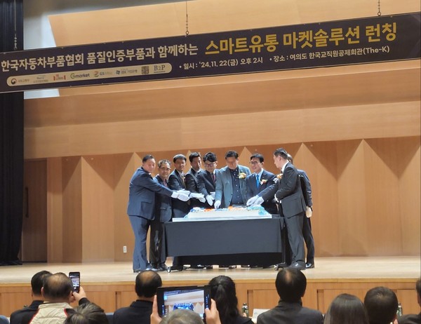 오병성회장과 추진기업대표등이 떡 케익 커팅식을 하고 있다
