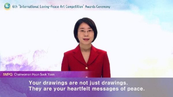 윤현숙 IWPG 대표가 제6회 평화사랑 그림그리기 국제대회 본선 시상식에서 인사말을 하고 있다.