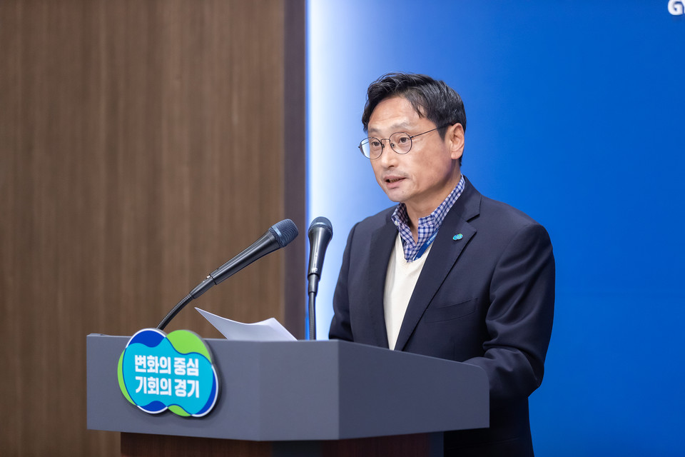 오후석 경기도 행정2부지사가 27일 도청 브리핑룸에서 제5차 국가철도망 구축계획 건의사업과 관련해 기자회견을 진행하고 있다. [사진=경기도]