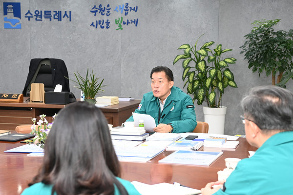 이재준 수원시장(가운데)이 28일 오전 집무실에서 폭설 관련 긴급대책회의를 주재하고 있다. [사진=수원시]