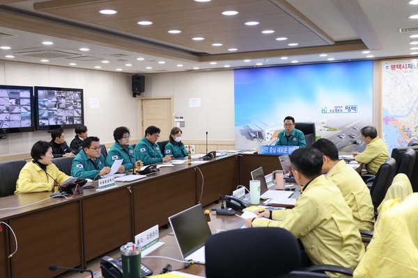 재난안전상황실에서 회의하는 평택시의회