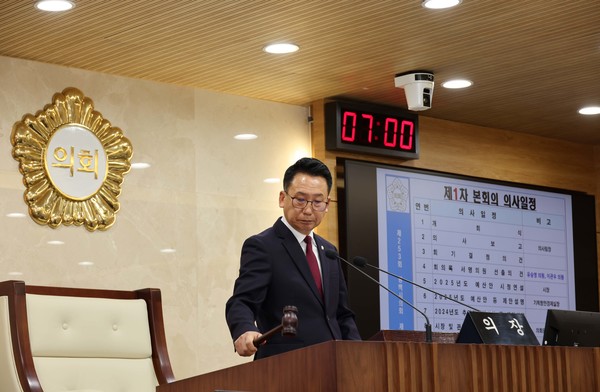 평택시의회 제253회 제2차 정례회에서 의사봉 타봉하는 강정구 의장