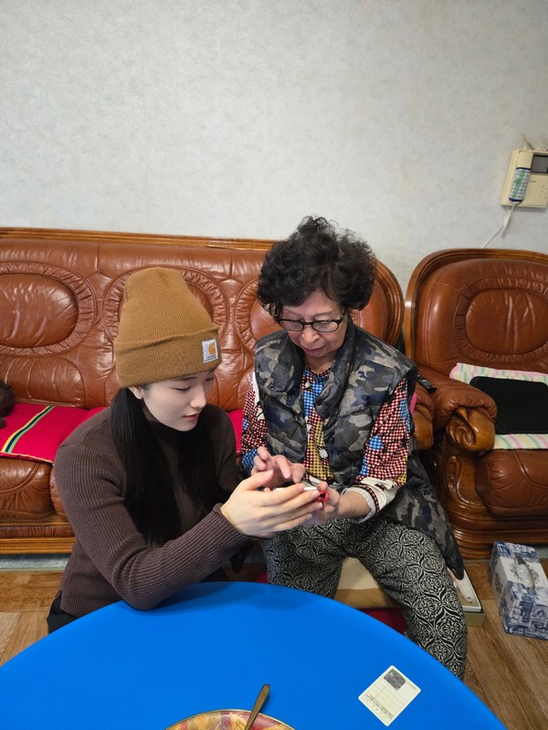 이지영 수원청년봉사회 회장이 ‘찾아가는 디지털 교육 봉사’에서 교육 참가자에게 디지털 기기 사용법을 알려주고 있다.