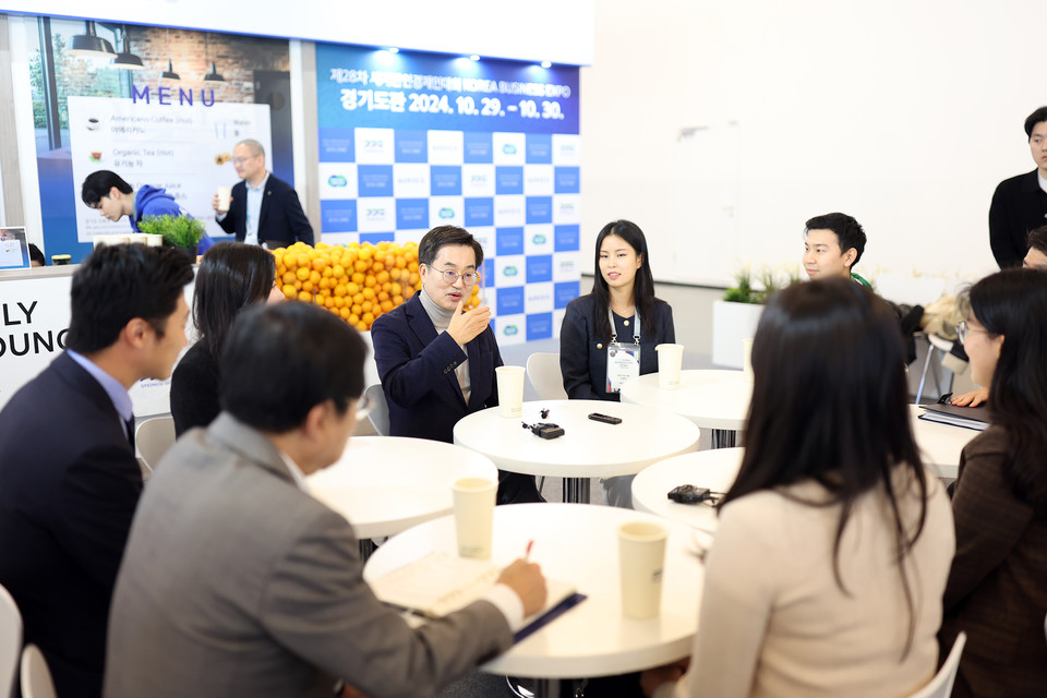 김동연 경기도지사가 지난 10월 29일(현지시간) 오스트리아 비엔나센터에서 열린 ‘세계한인경제인대회’ 전시회 참관에 앞서 경기도 대학생들과 간담회를 진행하고 있다. [사진=경기도]