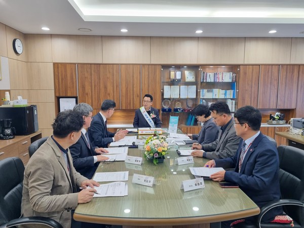 사진2)국민건강보험공단 평택지사에서 회의하는 모습