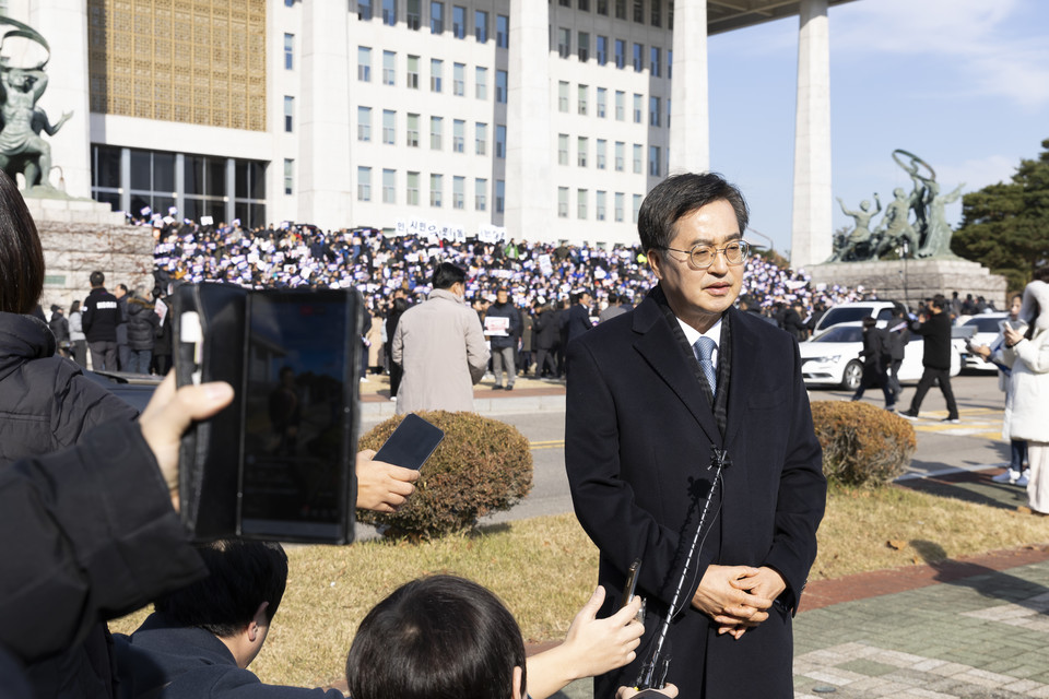 4일 오후 여의도 국회 본청에서 김동연 경기도지사가 백브리핑을 하고 있다. [사진=경기도]