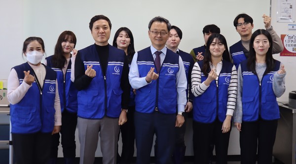 민경선 경기교통공사 사장(가운데)와 임직원들이 5일 양주시 장애인 종합복지관에서 배식 봉사활동에 참여하기 전 기념 촬영을 하고 있다. [사진=경기교통공사]