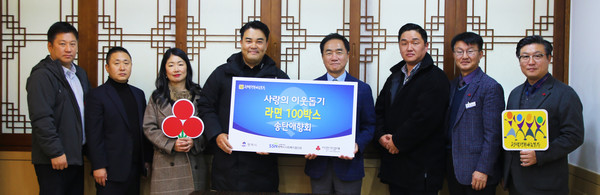 ※사진 설명: 왼쪽부터 송탄애향회 사무국장 이종민, 송탄애향회 사무총장 이은재, 송탄애향회 송탄부회장 김미정, 송탄애향회 회장 김영민, 평택시장 정장선, 송탄애향회 사무차장 신재승, 평택시 복지국장 김대환, 평택행복나눔본부 나눔국장 황성식