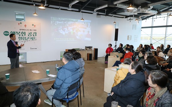 사진1: 정장선 평택시장이 행복한 공감 힐링콘서트에 참석한 아파트 공동체 주민들에게 인사말을 하고 있다.