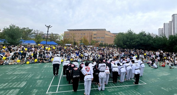 사진3: 지난 10월 13일 공동주택 공동체 활성화 프로그램 사업으로 비전동 소재 생기자리공원에서 열린 용죽마을 한마음 대잔치 모습.