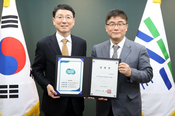 김덕원 수원병원장(오른쪽)이 임명장을 전달받고 있다. [사진=경기도]