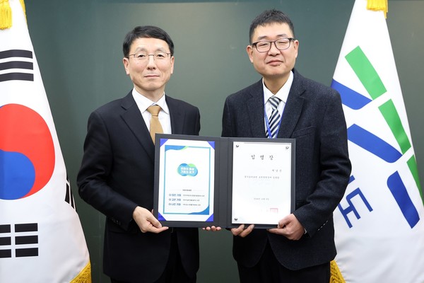 백남순 포천병원장(오른쪽)이 임명장을 전달받고 있다. [사진=경기도]