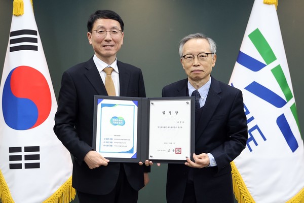 추원오 파주병원장(오른쪽)이 임명장을 전달받고 있다. [사진=경기도]