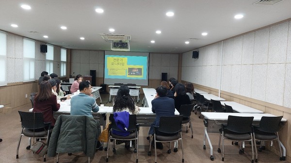 조준수 문화교류팀장, 재단 담당자 및 시민예술단 사업 선정단체들이 결과공유회에 참석하여 이야기를 나누고 있다. [사진=평택시문화재단]