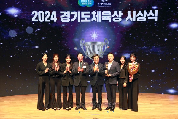 2024 경기도체육상 시상식에서 대상을 수상한 경기도청 여자 컬링팀과 김동연 경기도지사(가운데), 이원성 경기도체육회장(왼쪽에서 4번째)이 기념촬영을 하고 있다. [사진=홍승혁 기자]