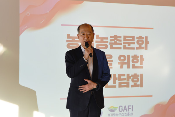 최창수 경기도농수산진흥원장이 지난 10일 수원시 서둔동 경기도 먹거리광장에서 열린 ‘농업농촌문화 확산을 위한 언론간담회’에서 올해 성과와 미래 비전에 대해 이야기하고 있다.