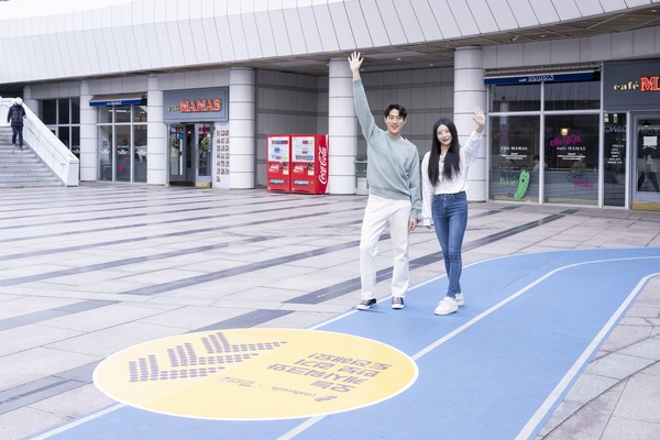 스타필드 코엑스몰 별마당길에서 모델들이 '스타필드 스탬프 챌린지' 이벤트에 참여하고 있다. [사진=신세계프라퍼티]
