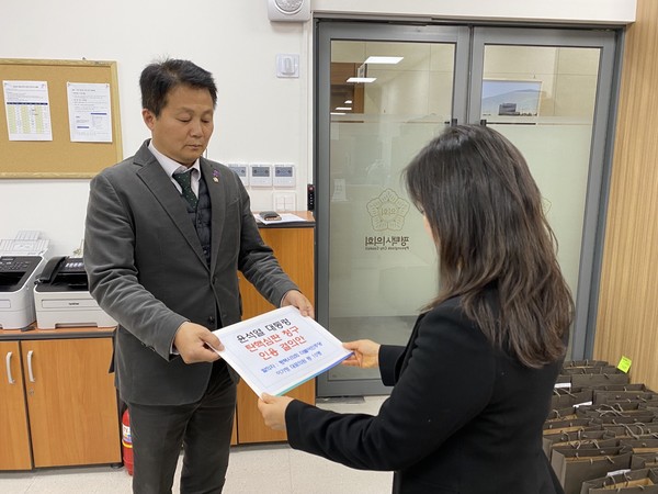 이기형 더불어민주당 평택시의회 대표의원이 결의안을 접수하고 있다. [사진=평택시의회 더불어민주당]