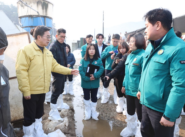 지난 2일 김동연 경기도지사가 김보라 안성시장, 윤종군국회의원 등과 함께 양계장 대설피해 현장을 살피고있다.