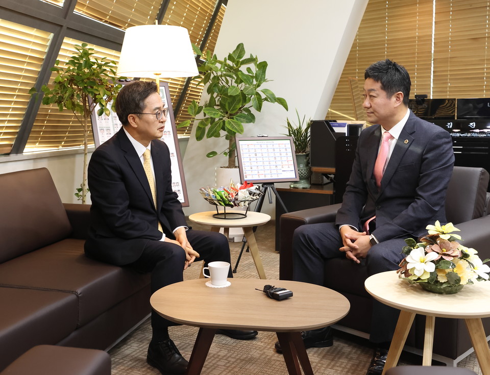 26일 오전 김동연도지사가 김진경 도의회 의장을 만나 예산안 처리에 대한 면담을 하고있다. [사진=경기도]