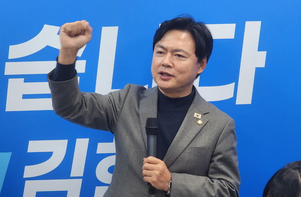 [사진설명] 더불어민주당 김현정 국회의원(평택시병)은 12월 27일 지역사무실에서 당원들과 함께‘윤석열 파면 촉구 비상결의대회’를 열었다.