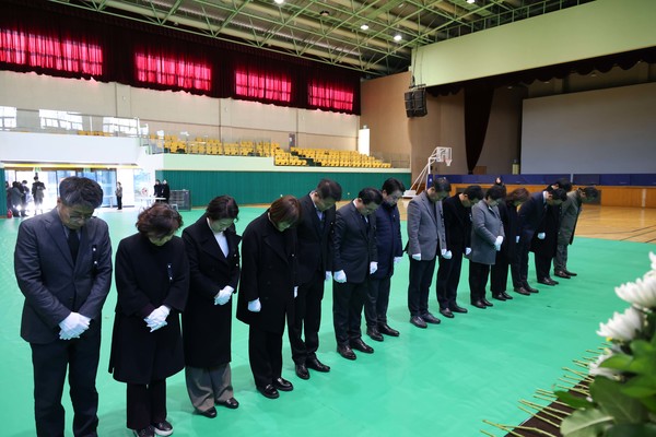 사진1) 묵념하는 평택시의회 의원들